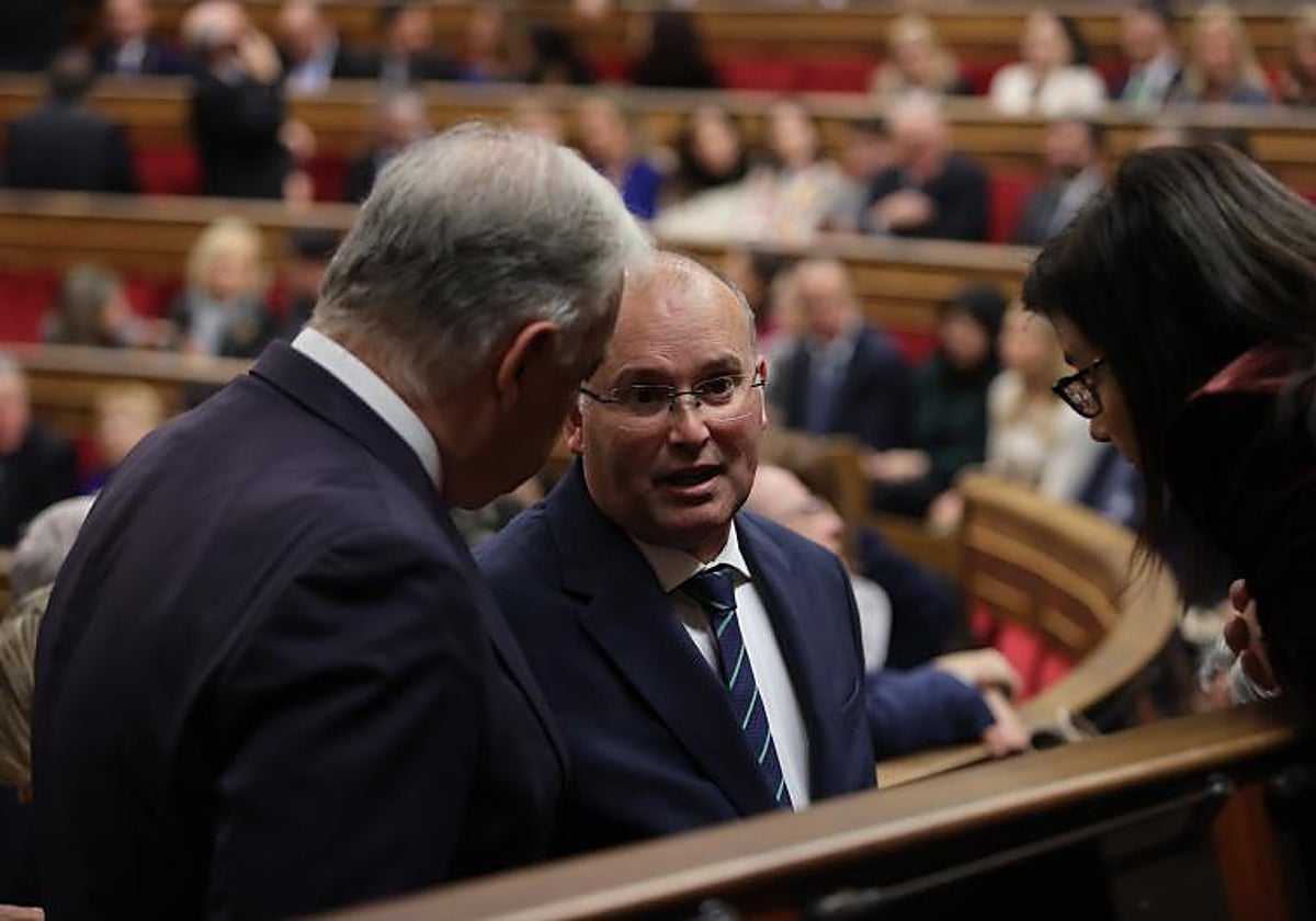 Miguel Tellado, nuevo portavoz del PP en el Congreso, departe con su grupo parlamentario