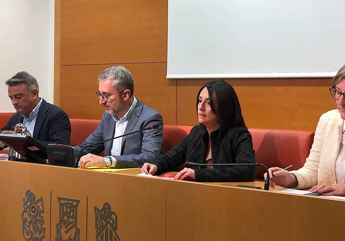 Imagen de archivo de Arcadi España y Rebeca Torró en las Cortes Valencianas