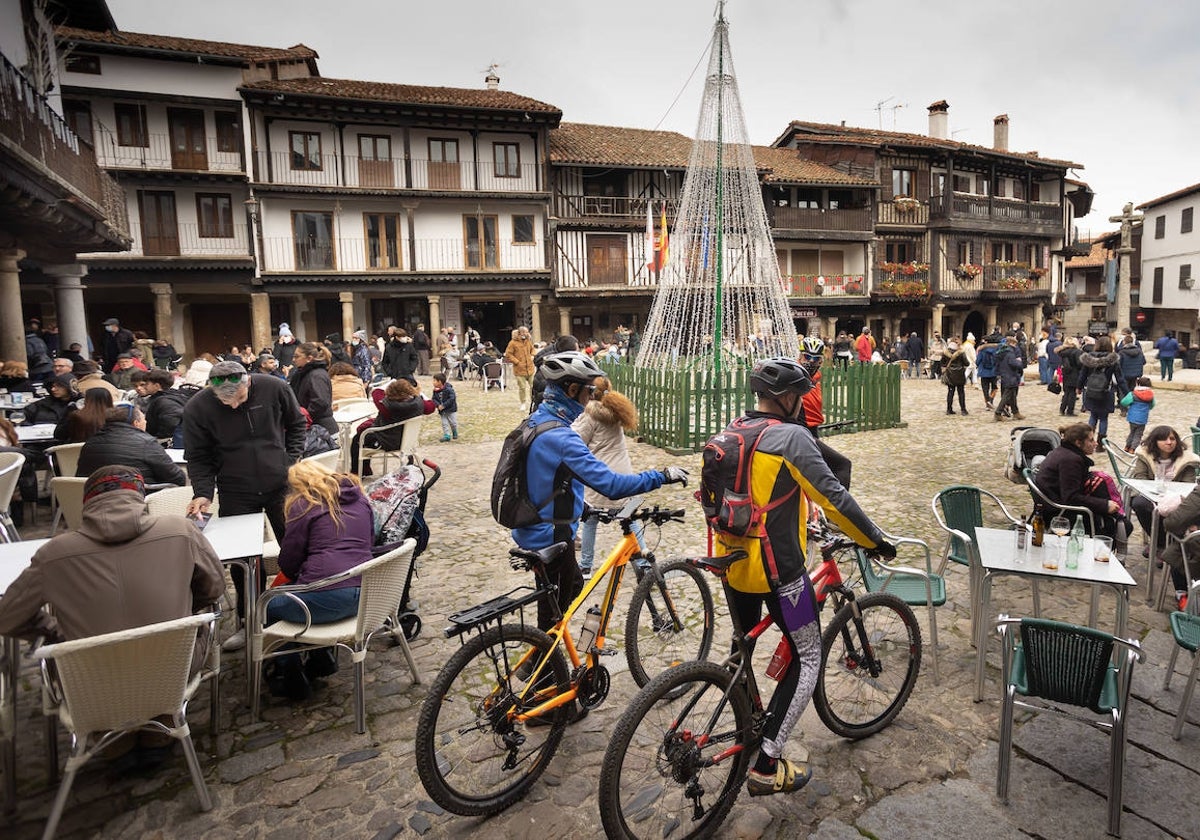 Plaza de La Alberca (Salamanca), llena en el puente de la Inmaculada de 2022