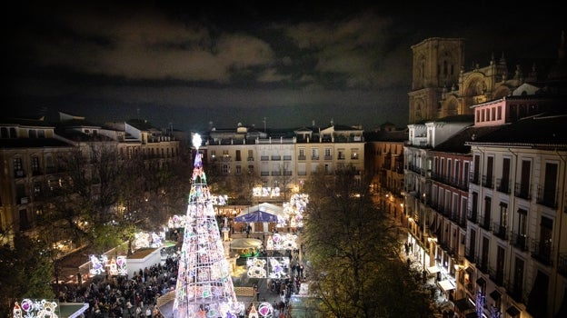 El espectacular árbol navideño de la Plaza Bib-Rambla, en Granada