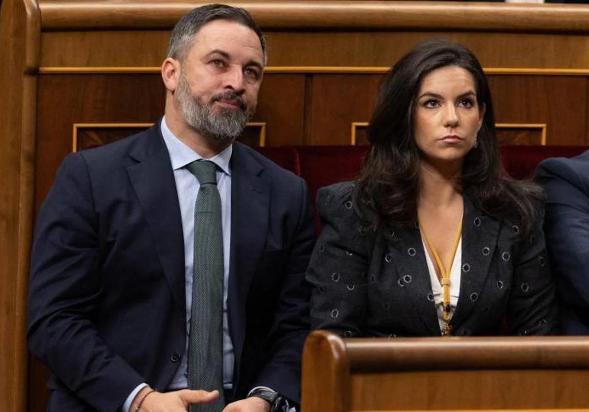 El presidente de Vox, Santiago Abascal, junto a la portavoz en el Congreso, Pepa Millán