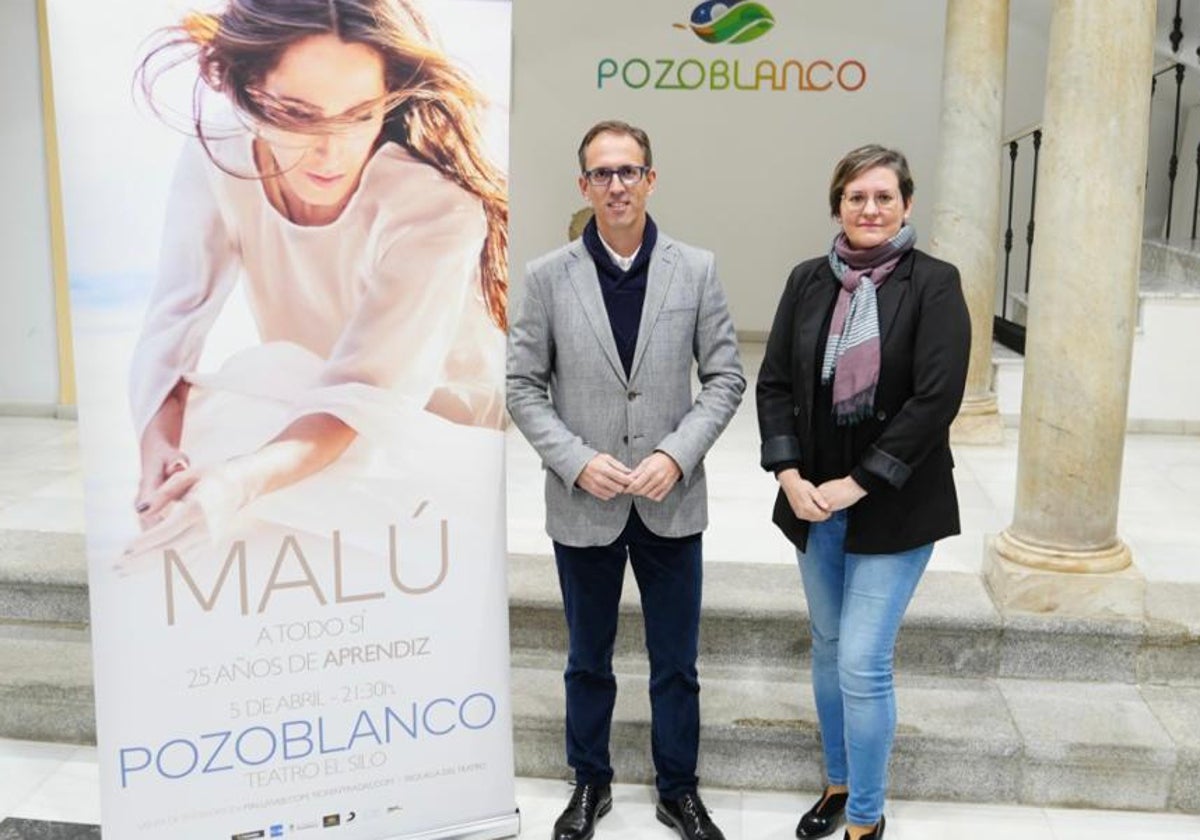 El alcalde de Pozoblanco junto a la concejala de Cultura en la presentación del concierto de Malú