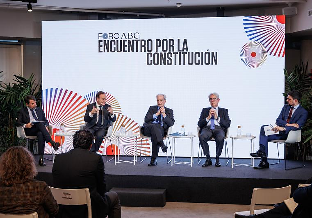 De izquierda a derecha, Leopoldo Abad Alcalá, José Luis Blanco, Antonio Garrigues Walker, Antonio Fernández-Galiano y Diego S. Garrocho, en el foro 'Encuentro por la Constitución'