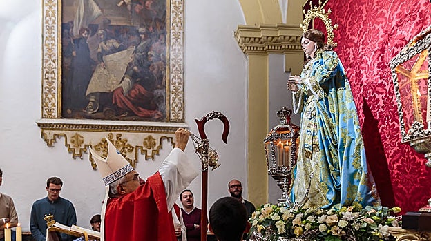 Momento de la bendición de la Virgen