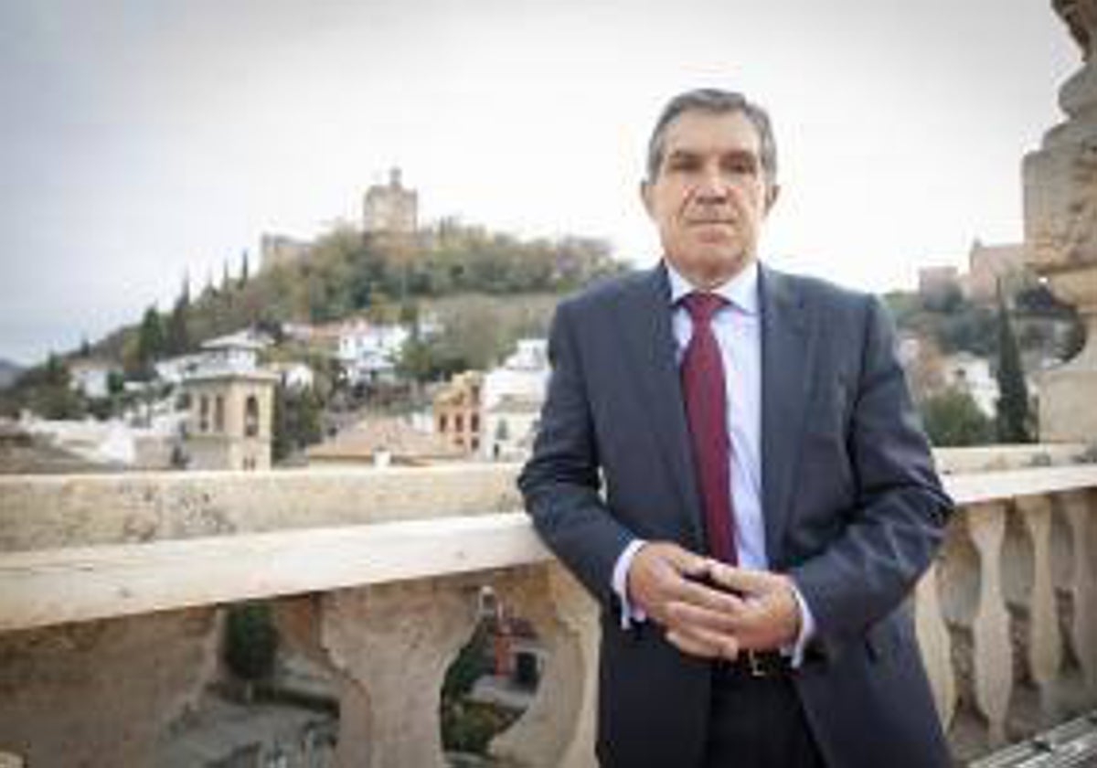 Lorenzo del Río, presidente del TSJA en la terraza del Alto Tribunal en Granada