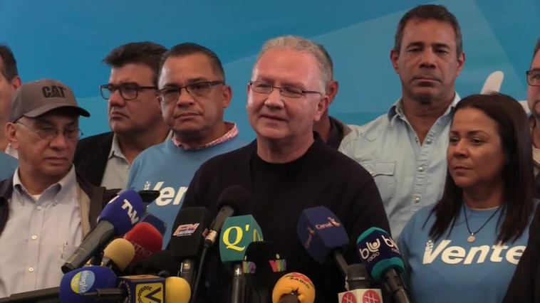 Venezolanos opositores rechazan órdenes de detención contra tres colaboradores de María Corina Machado