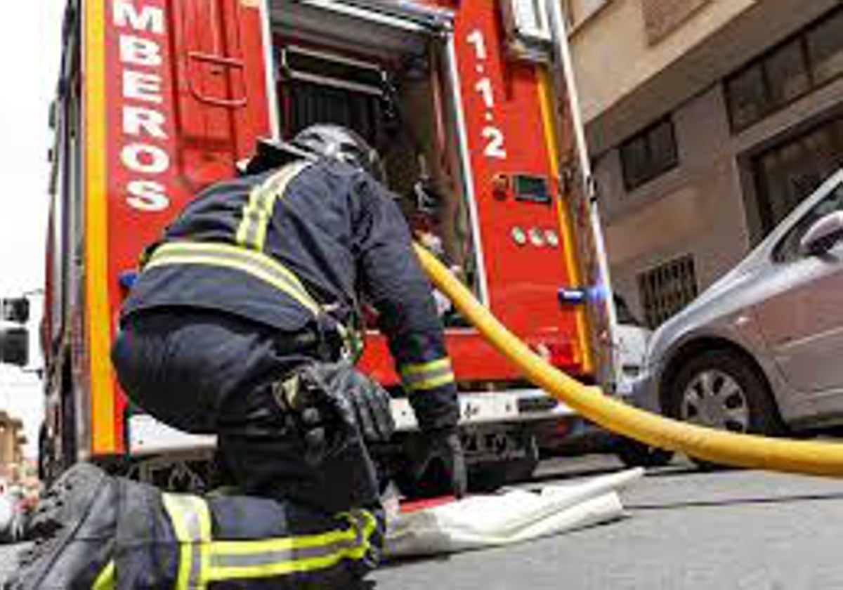 Un bombero durante un servicio en una imagen de archivo