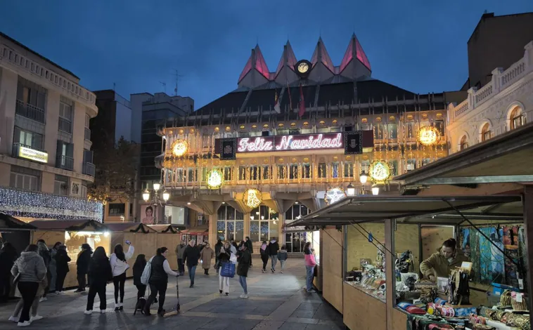 Imagen principal - La región se viste de luces para celebrar la Navidad en cada rincón: Mercadillos, pistas de hielo, carruseles para época de magia y de ilusión