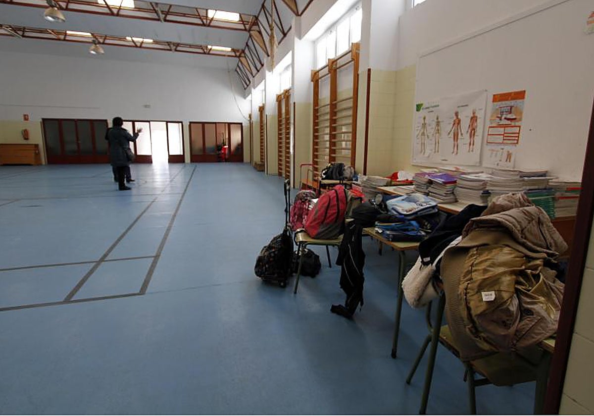 Material escolar en las instalaciones de un centro educativo en Alicante, en imagen de archivo.