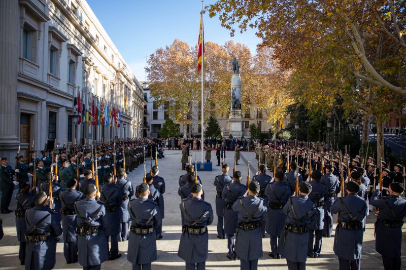 La de hoy ha sido la primera vez en que la Cámara Alta lleva a cabo este gesto simbólico, que tradicionalmente venía celebrándose en la Plaza de Colón