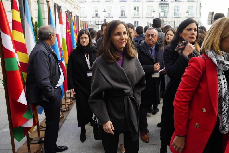 La secretaria general y diputada de Podemos Ione Belarra, a su llegada al Congreso, ha sido una de las caras más buscadas en la jornada de hoy, horas después de que su formación anunciara que sus cinco diputados abandonaban Sumar para unirse al Grupo Mixto