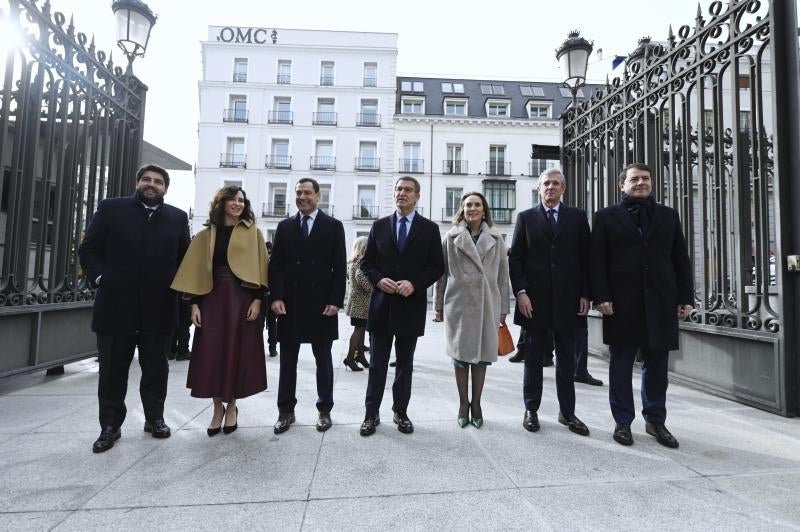 Alberto Núñez Feijóo con algunos compañeros del PP, entre los que hay diputados y presidentes autonómicos, a la llegada al Congreso