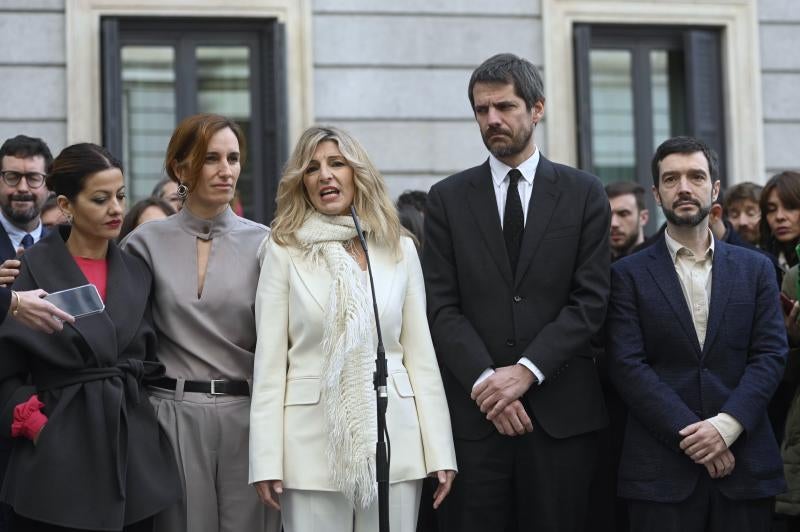 Yolanda Díaz, arropada por algunos de sus compañeros de filas (y ahora ministros), ha intervenido ante los medios antes de entrar al Congreso y también ha valorado el movimiento de Podemos