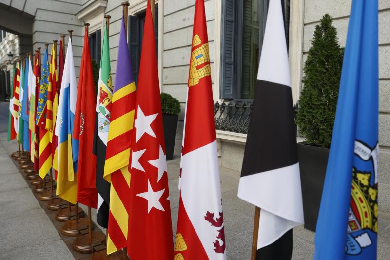 En los exteriories del Congreso este miércoles se han colocado banderas de todas las autonomías españolas