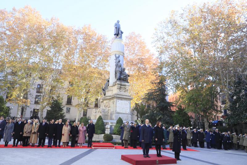 El izado solemne, el primer acto institucional del día, ha tenido lugar frente al Palacio del Senado