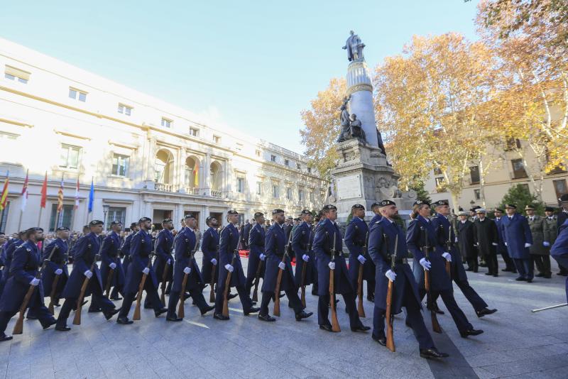 Al acabar el izado de la bandera, miembros del Ejército de Tierra, la Marina, el Ejército del Aire y la Guardia Civil han desfilado hasta las puertas del Congreso