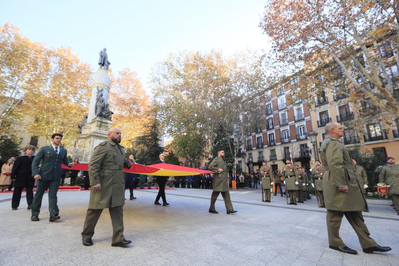 El izado de la bandera nacional con motivo del 45 aniversario de la Constitución española de 1978 se ha celebrado frente a la puerta principal de la Cámara Alta.