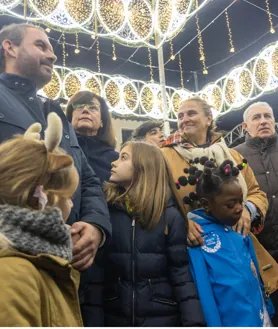 Imagen secundaria 2 - La región se viste de luces para celebrar la Navidad en cada rincón: Mercadillos, pistas de hielo, carruseles para época de magia y de ilusión