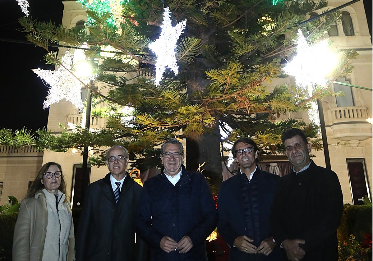 Representantes de la Diputación y del Marq, en el encendido de la iluminación navideña en el museo.