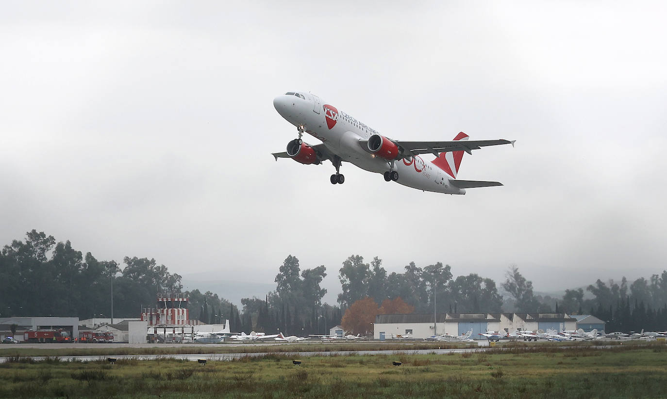 Fotos: el esperado primer vuelo comercial desde el aeropuerto de Córdoba
