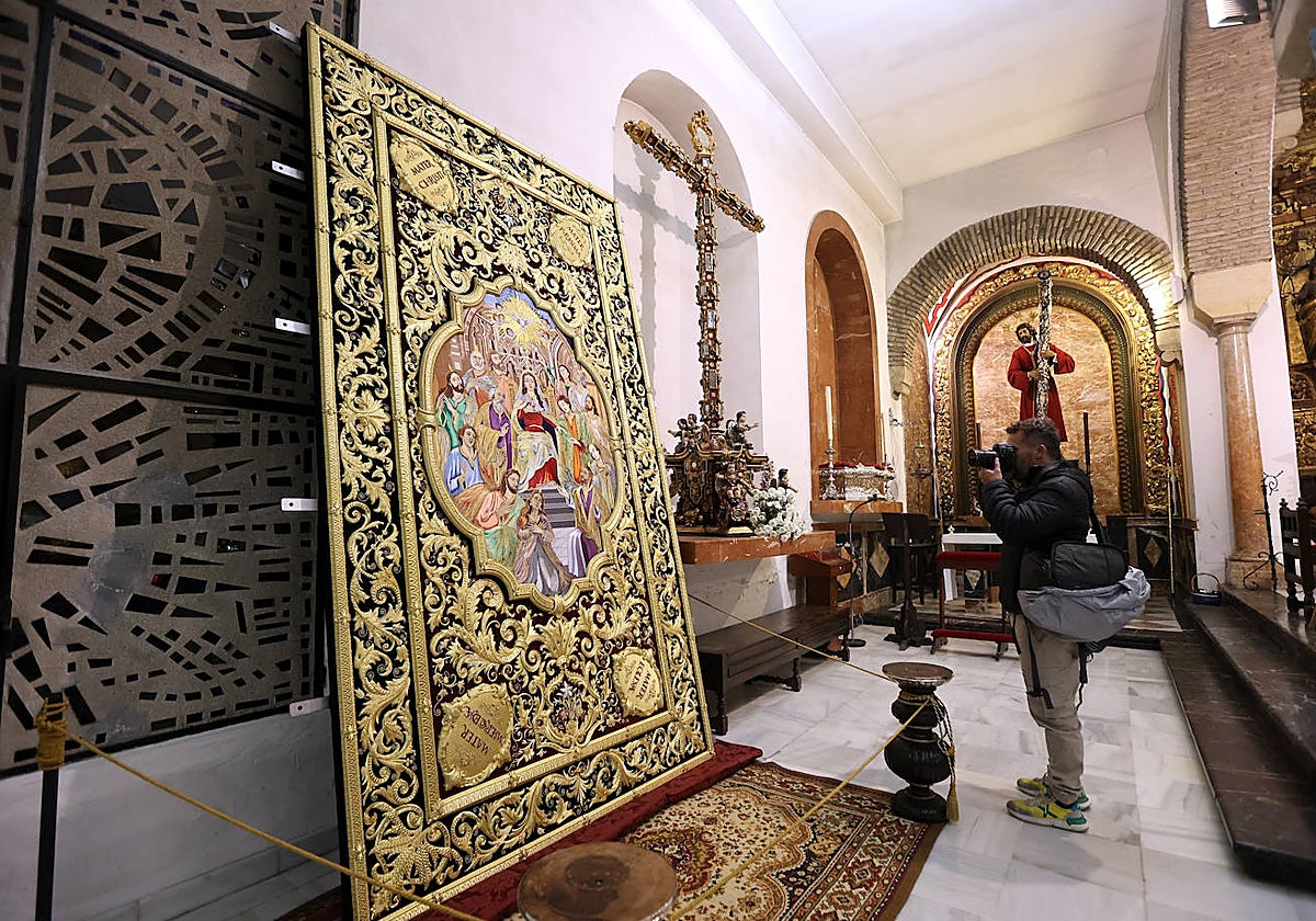 Ricos bordados en oro sobre terciopelo burdeos culminan el techo de palio  del Dulce Nombre de Córdoba