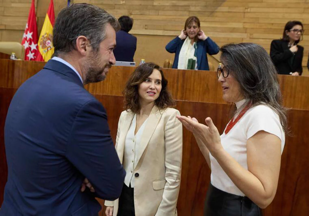 Manuela Bergerot, de Más Madrid, charla con el consejero Miguel Ángel García, junto a Isabel Díaz Ayuso