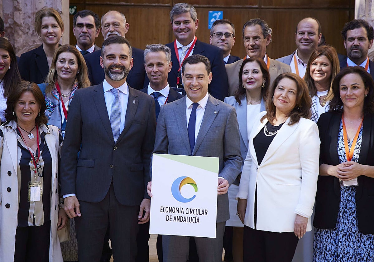 El presidente de la Junta, Juanma Moreno, durante la presentación de la debate la Ley de Economía Circular en el Parlamento andaluz