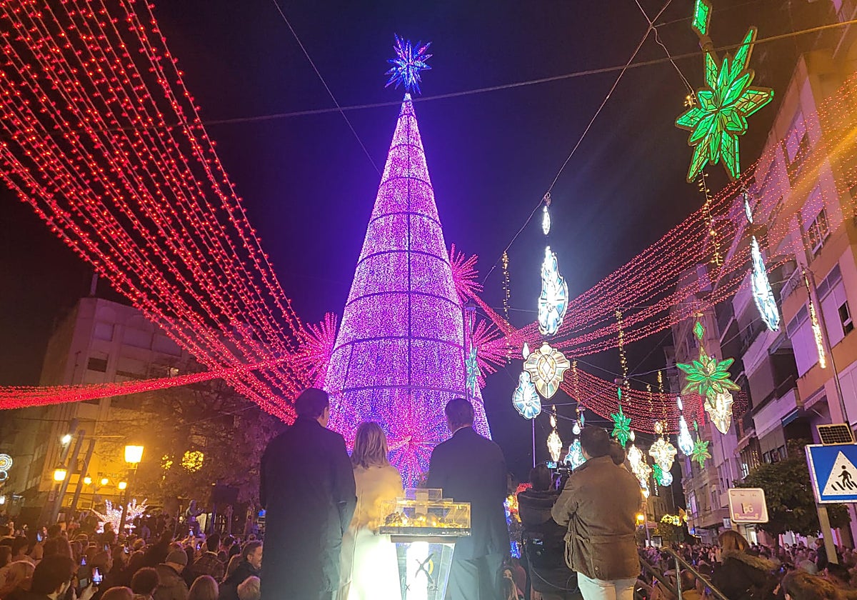 El alcalde y los responsables de Ximénez Group asisten al encendido del espectáculo en Puente Genil