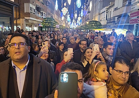 Imagen secundaria 1 - Si el pasado 17 de noviembre Puente Genil se adelantaba a toda Andalucía a la hora de encender su Navidad, este jueves 7 de diciembre ha vuelto a causar impresión con el nuevo espectáculo de luz y sonido que Ximenez Group ha instalado en el Paseo del Romeeral. Miles de personas se han dado cita para asistir a su encendido: un árbol de 35 metros de alto conectado por cinco estrellas fugaces de 25 metros de longitud. Un total de 200.000 luces. Pases a cada hora en punto desde que anochezca.