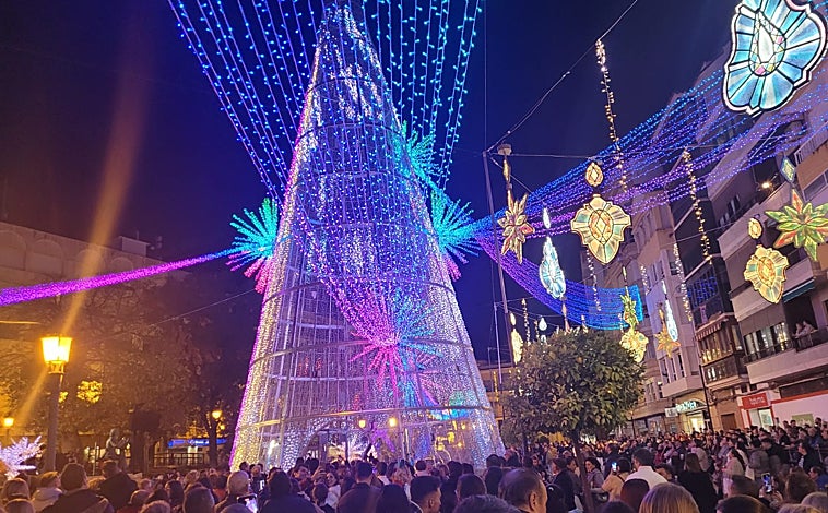 Imagen principal - Si el pasado 17 de noviembre Puente Genil se adelantaba a toda Andalucía a la hora de encender su Navidad, este jueves 7 de diciembre ha vuelto a causar impresión con el nuevo espectáculo de luz y sonido que Ximenez Group ha instalado en el Paseo del Romeeral. Miles de personas se han dado cita para asistir a su encendido: un árbol de 35 metros de alto conectado por cinco estrellas fugaces de 25 metros de longitud. Un total de 200.000 luces. Pases a cada hora en punto desde que anochezca.