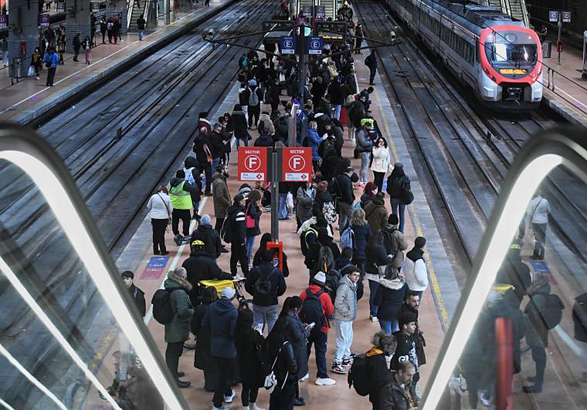 Decenas de personas esperan en la estación de Puerta de Atocha