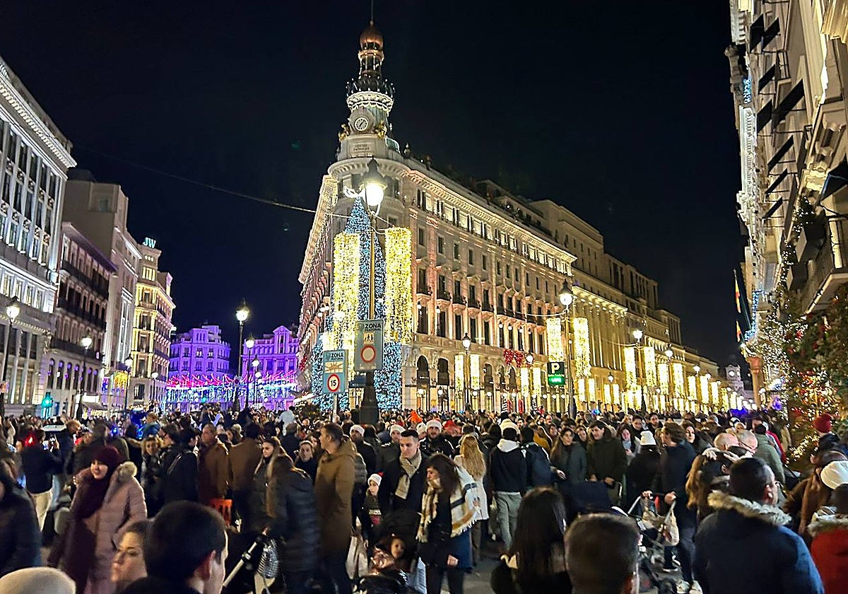 Miles de personas 'colapsan' la confluencia de la calle de Alcalá con Sevilla en el centro de Madrid