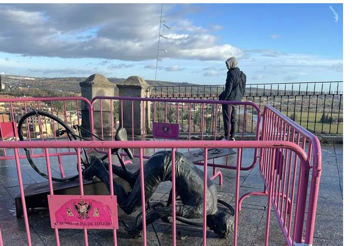 Imagen de la estatua de Bahamontes a primera hora de esta mañana de jueves