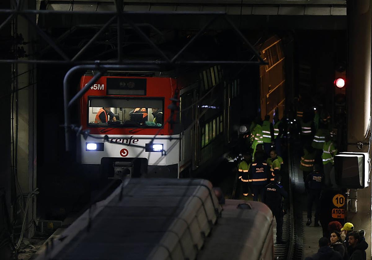 Operarios de Cercanías durante uno de los descarrilamientos