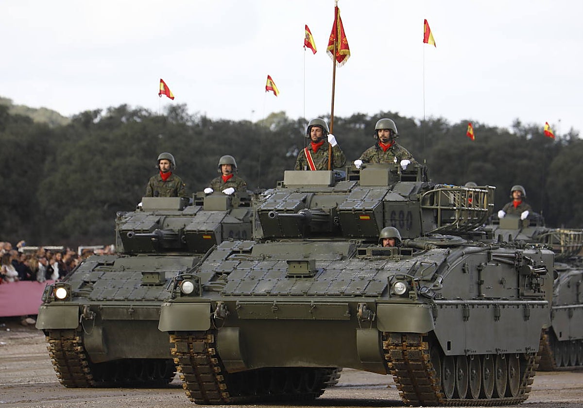Carros de combate, durante el desfile que ha tenido lugar en la Base de Cerro Muriano