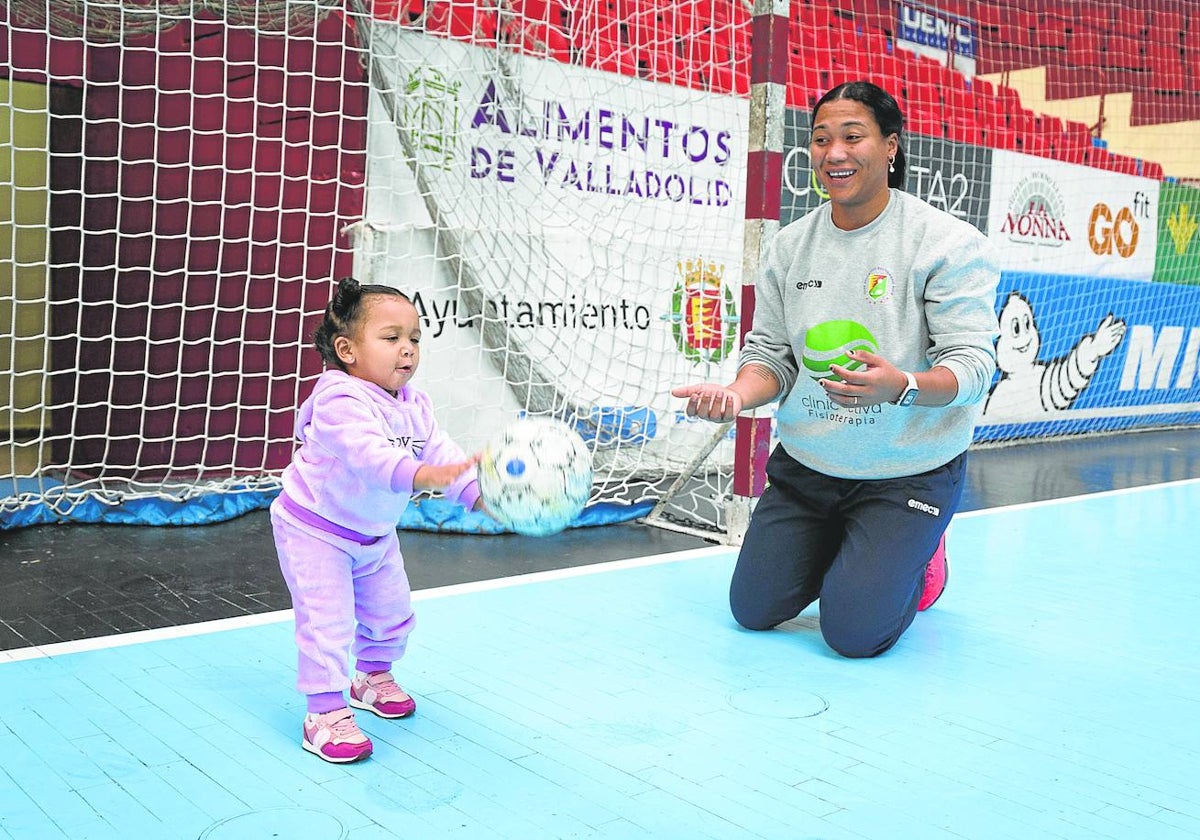 Lorena, jugando con su hija en una de las porterías de la cancha del polideportivo Huerta del Rey