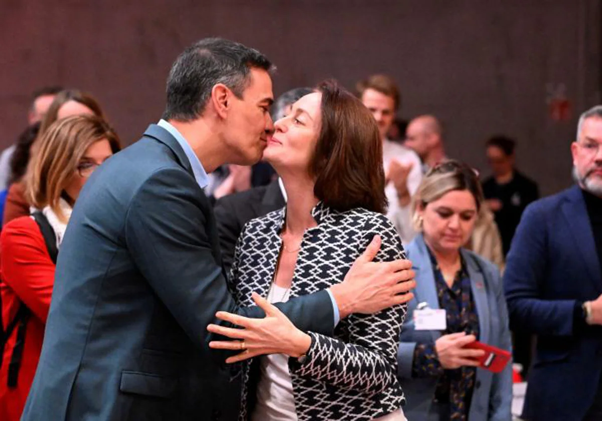 Sánchez besa ayer a Katarina Barley, cadidata del SPD a las europeas
