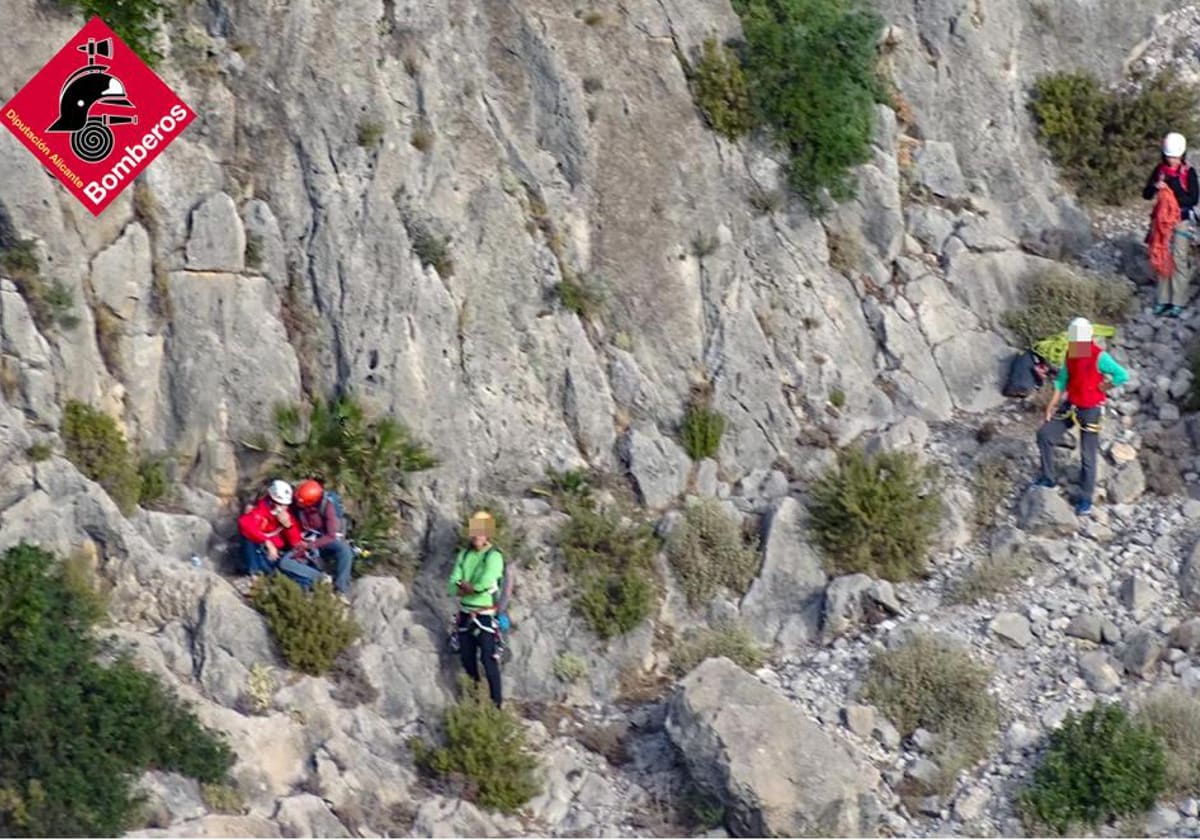 Efectivos de Bomberos en el momento del rescate del escalador herido en Finestrat.