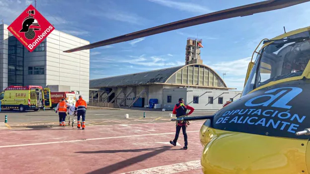 El accidentado, en camilla a su llegada a Alicante para hospitalizarle.