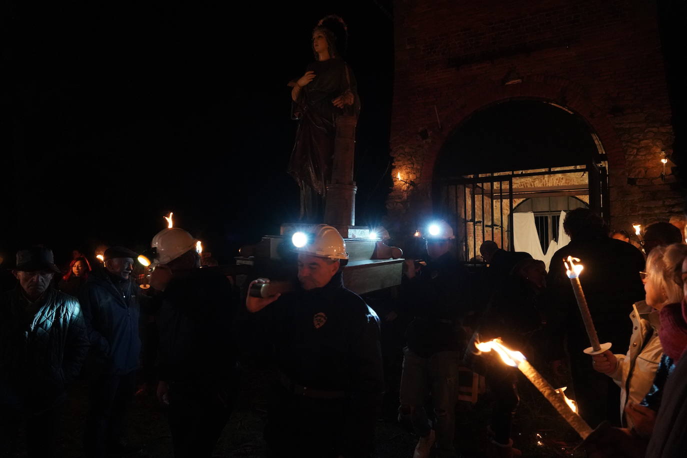 Las antorchas y las lámparas honran a los mineros en Vallejo de Orbó, en imágenes