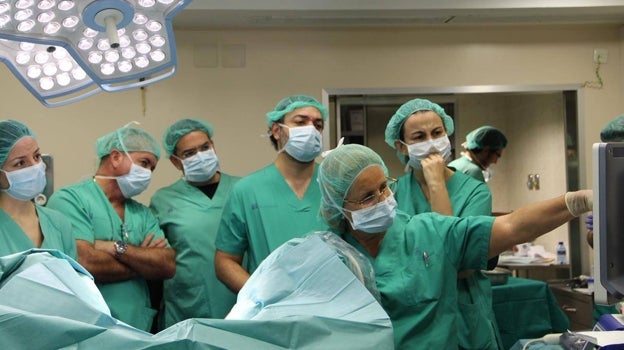 Cañete imparte una masterclass sobre miomas uterinos a ginecólogos brasileños