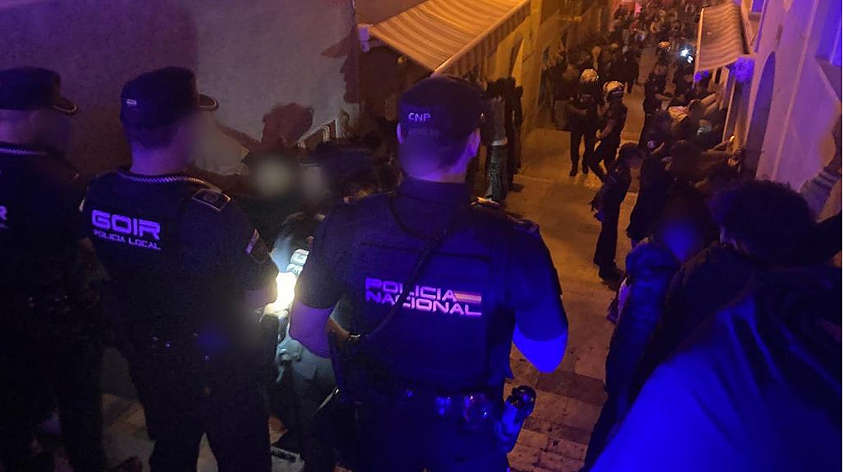 Agentes de la Policía Nacional en labores de vigilancia en una zona de ocio nocturno, en imagen de archivo.