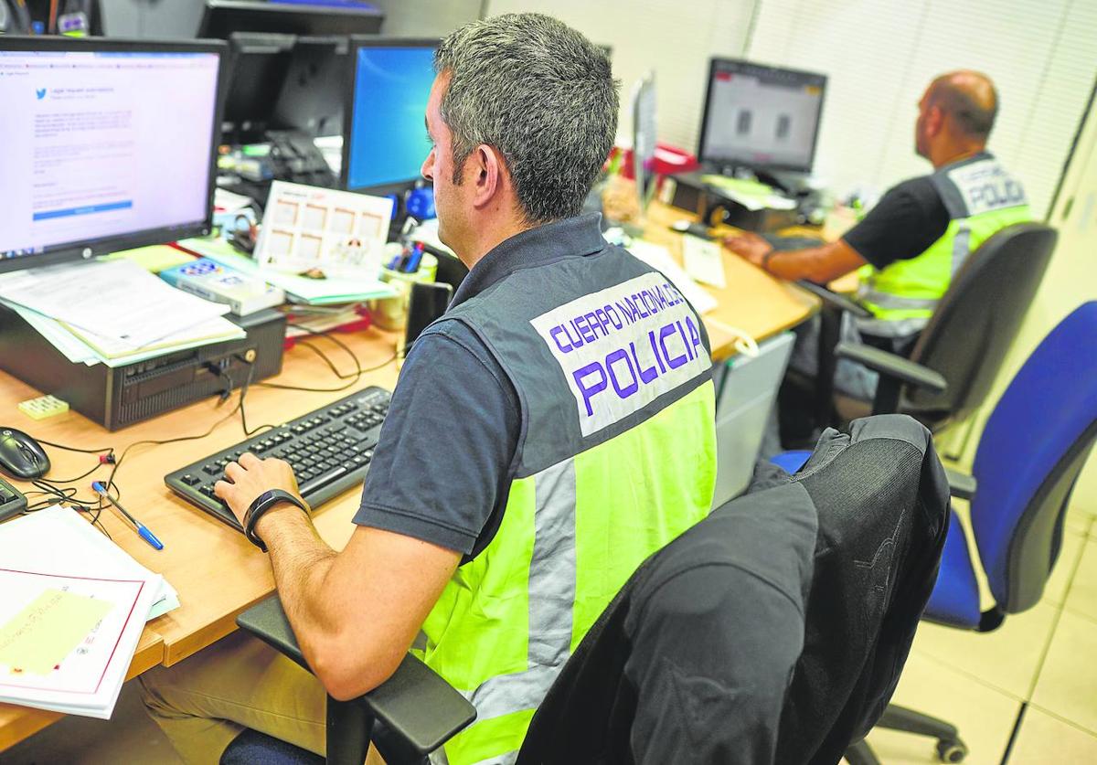 Agentes contra la ciberdelincuencia en una imagen de archivo