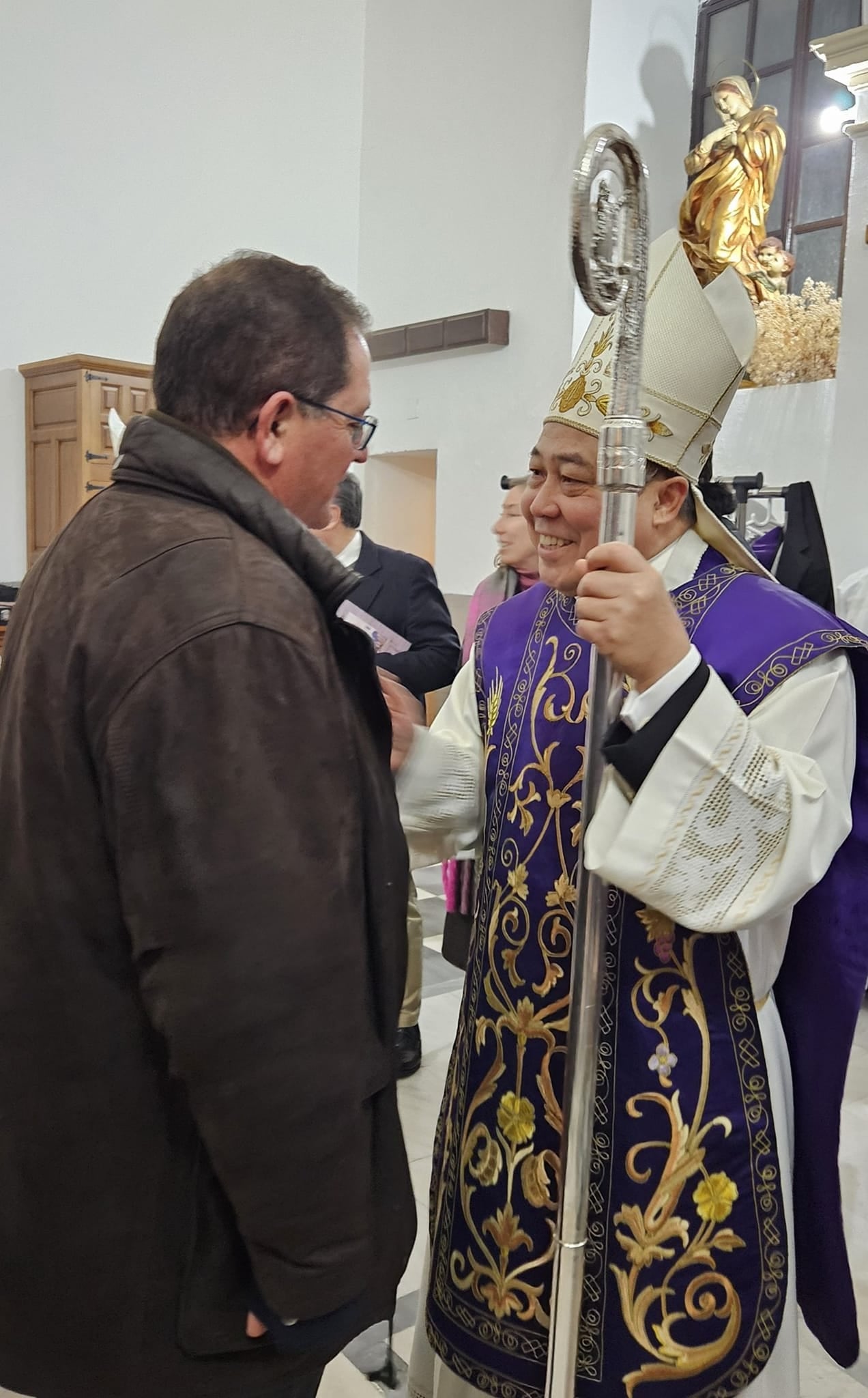 Bernardito Auza conversa con el alcalde de Orgaz