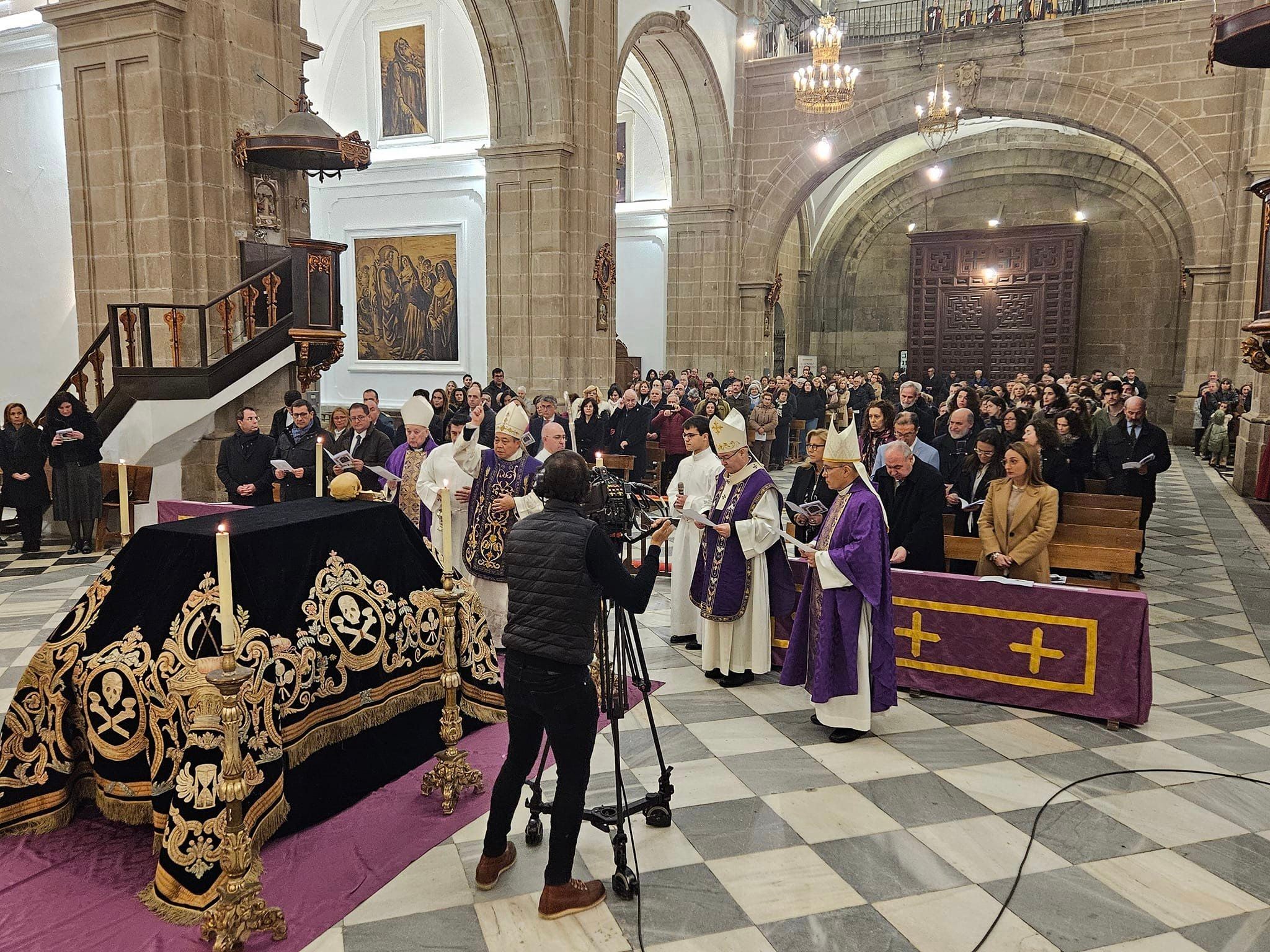Vista de la iglesia de Santo Tomás Apóstol de Orgaz duranre el funeral