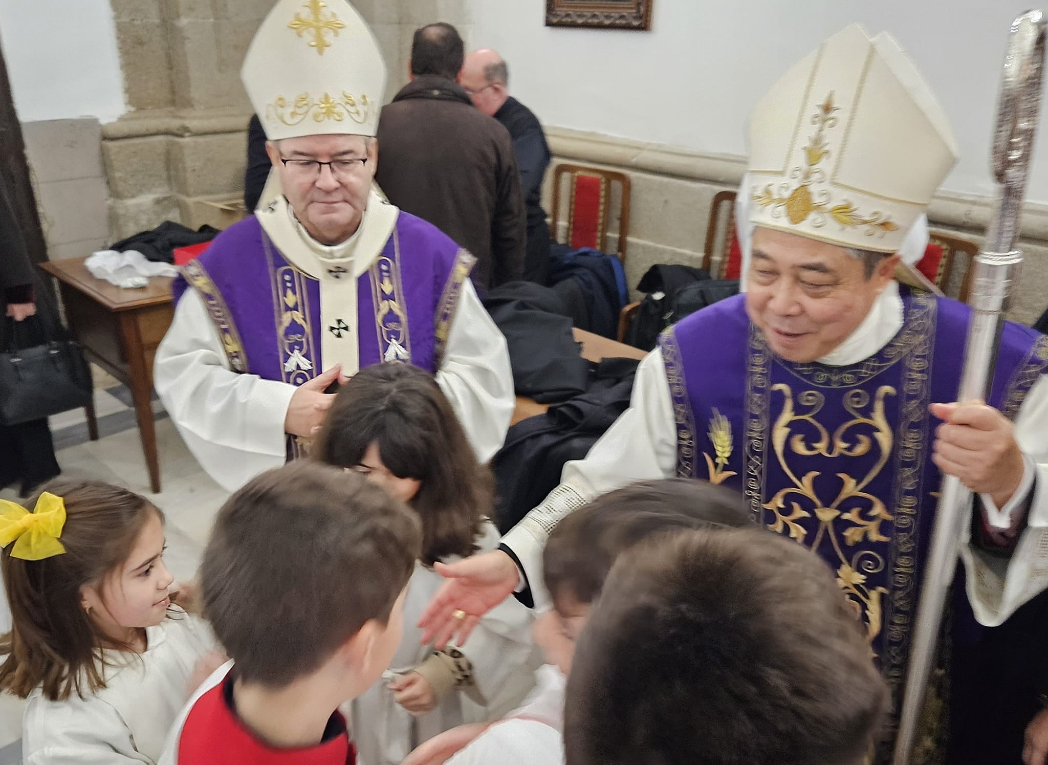 Bernardito Auza y Cleopas y Francisco Cerro saludan a niños de Orgaz