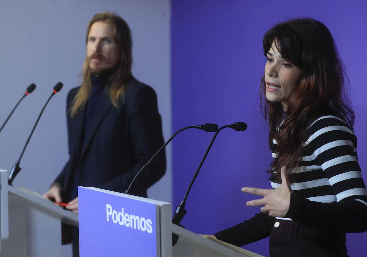 Isa Serra, en primer plano, junto a Pablo Fernández, portavoces de Podemos