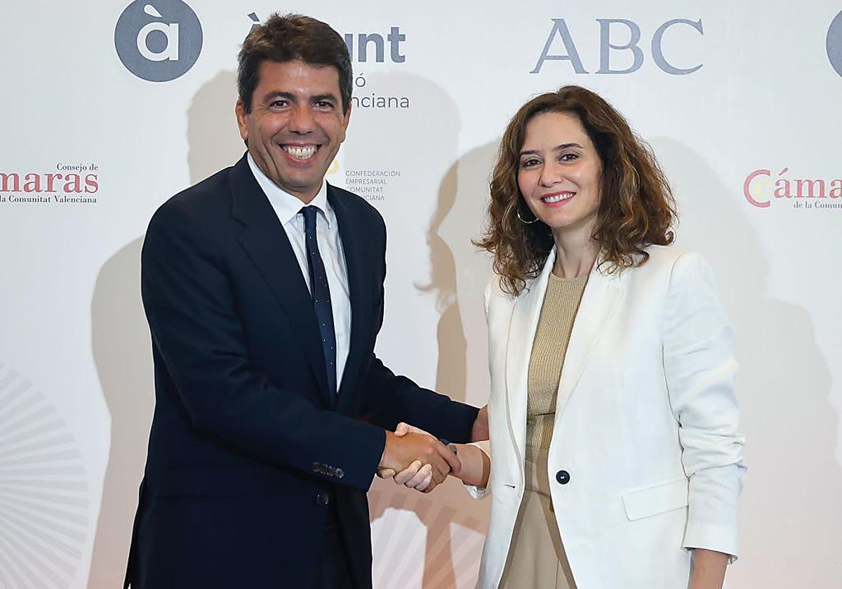 Los presidentes autonómicos Carlos Mazón e Isabel Díaz Ayuso, en el Foro ABC celebrado en Madrid,