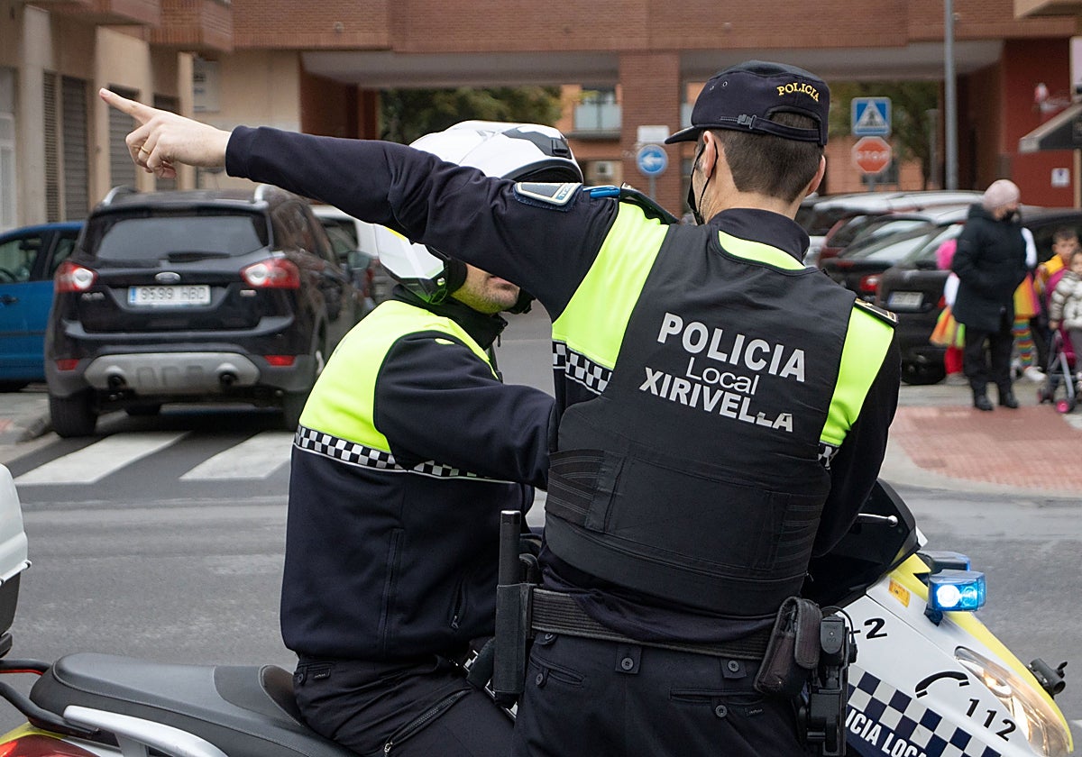 Dos agentes de la Policía Local de Xirivella, en una imagen difundida por el Ayuntamiento en redes sociales.