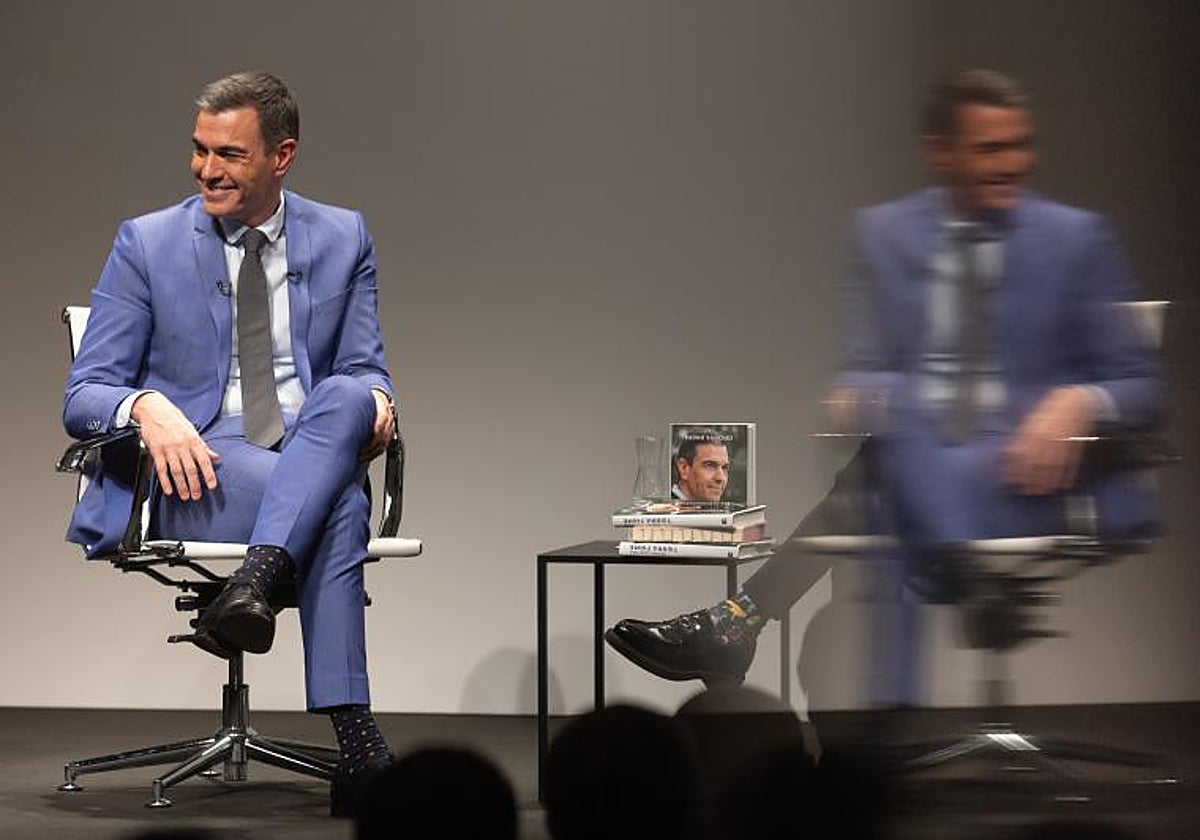 El presidente del Gobierno, Pedro Sánchez, durante la presentación de su libro 'Tierra firme', en el Círculo de Bellas Artes, a 11 de diciembre de 2023, en Madrid (España). El libro 'Tierra firme', editado por Península, repasa las vivencias de Sánchez al frente del Ejecutivo durante la última legislatura